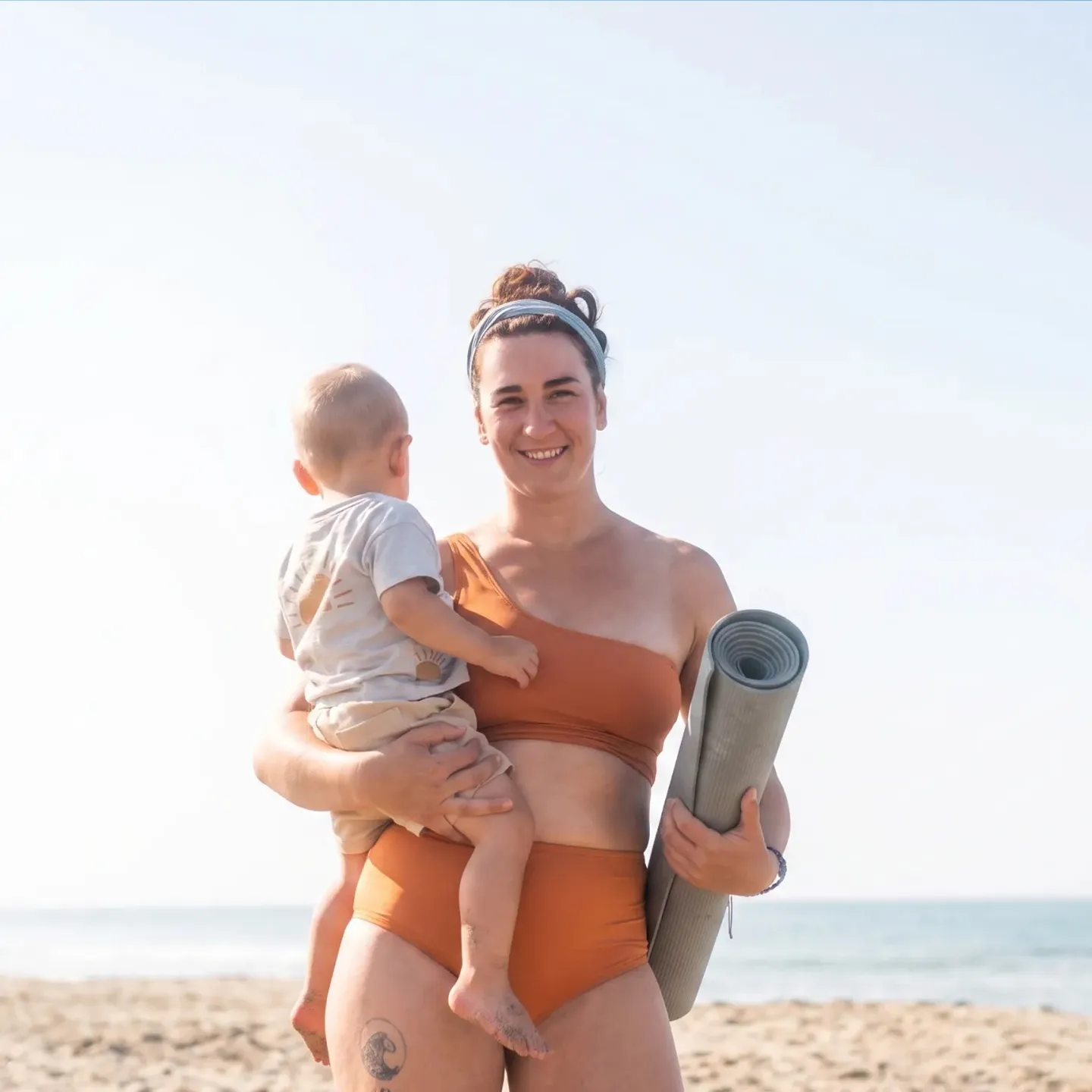 Woman and her baby traveling in the summer representing travel and pelvic health.