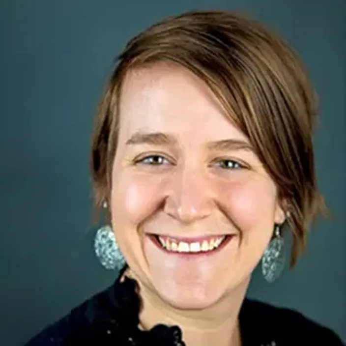 Caitlyn Tivy headshot.