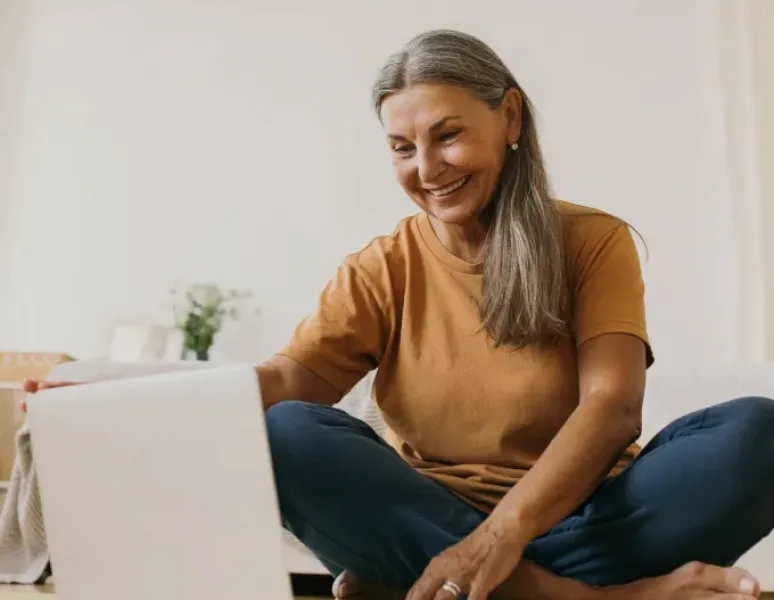 Mujer realizando una consulta virtual del piso pélvico en Origin Physical Therapy.