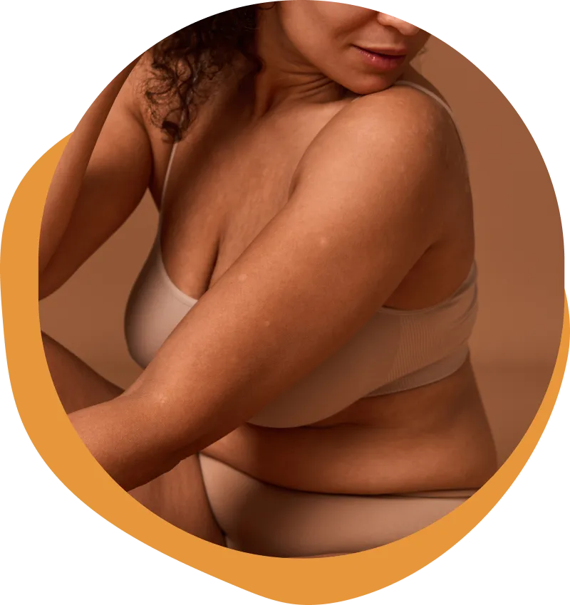 Un primer plano del torso de una mujer sentada.