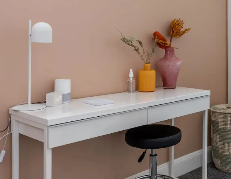 Vases and flowers on a sleek, modern desk in Origin Physical Therapy in West Loop, TX.
