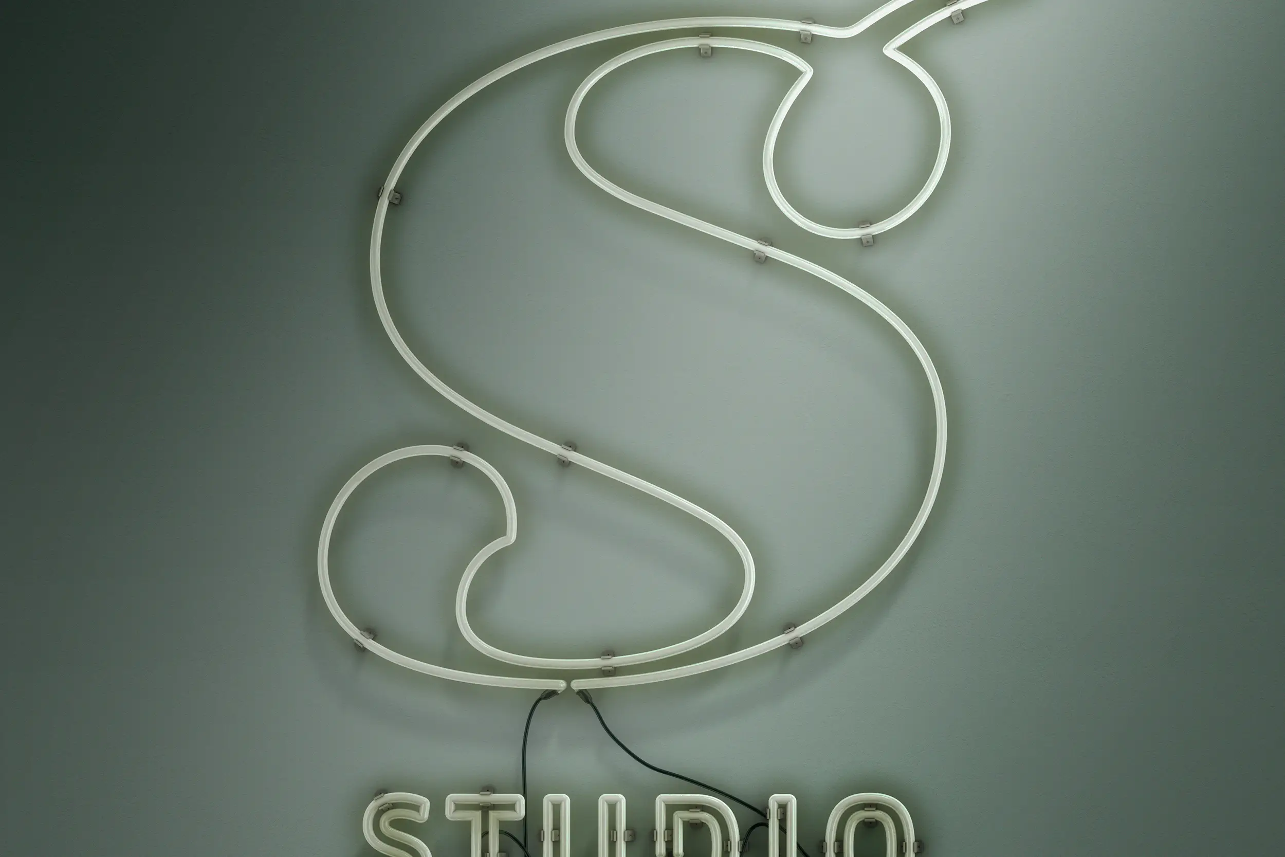 Neonlogo mit großem Buchstaben S und dem Schriftzug Studio Skrabal.