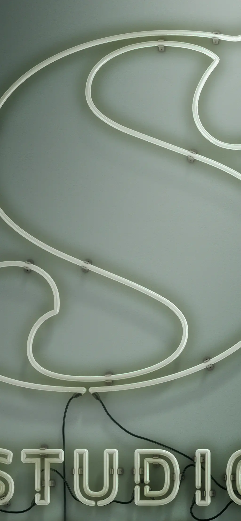 Neonlogo mit großem Buchstaben S und dem Schriftzug Studio Skrabal.