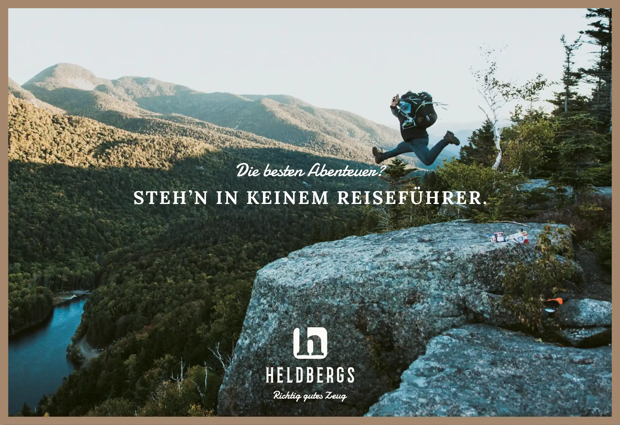 Auf dem HELDBERS-Anzeigenmotiv macht ein Wanderer einen gefährlichen Freundensprung an der Kante einer Felswand. Dahinter ein atmeberaubendes Panorama. Über dem Motiv liesst sich die Headline: Die besten Abenteuer? STEHEN IN KEINEM REISEFÜHRER.