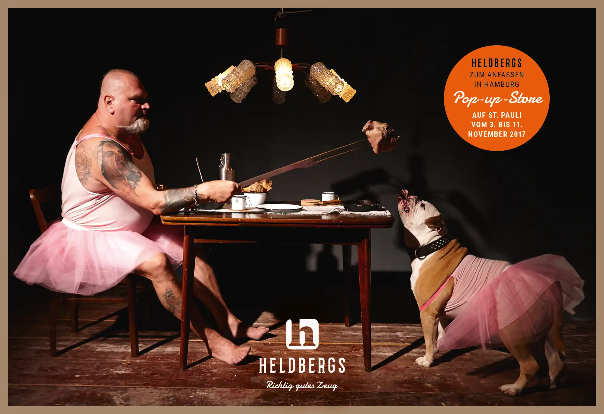 Ein provokantes HELDBERGS Pop-up-Store Motiv mit einem Hund und Hundehalter in einem pinkfarbenen Tutu.