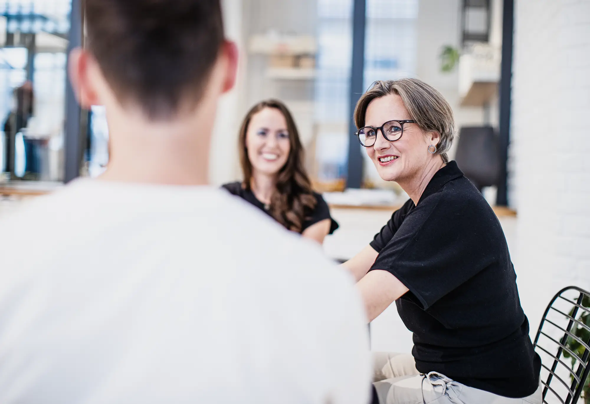 Ein Kampagnen-Motiv von volate mit Dorothea von Wichert-Nick im Coaching-Gespräch.