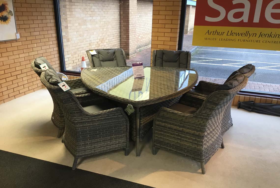 Corfu 160cm Triangular Wing Back Set