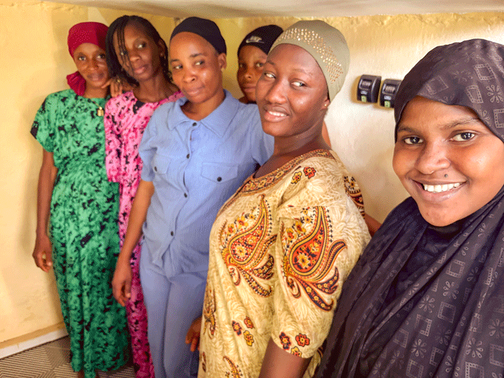 Six jeunes femmes proches les unes des autres