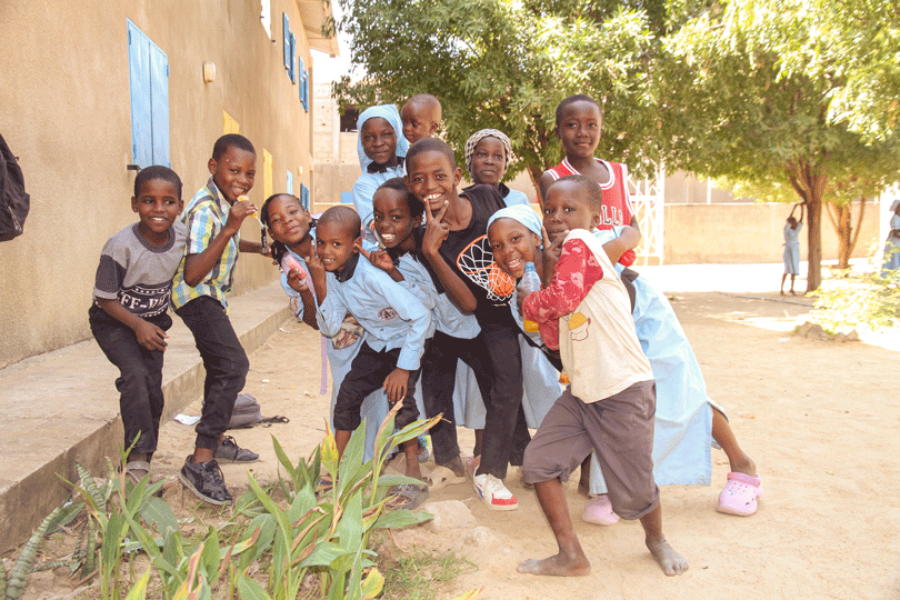 Kinder spielen auf dem Pausenplatz