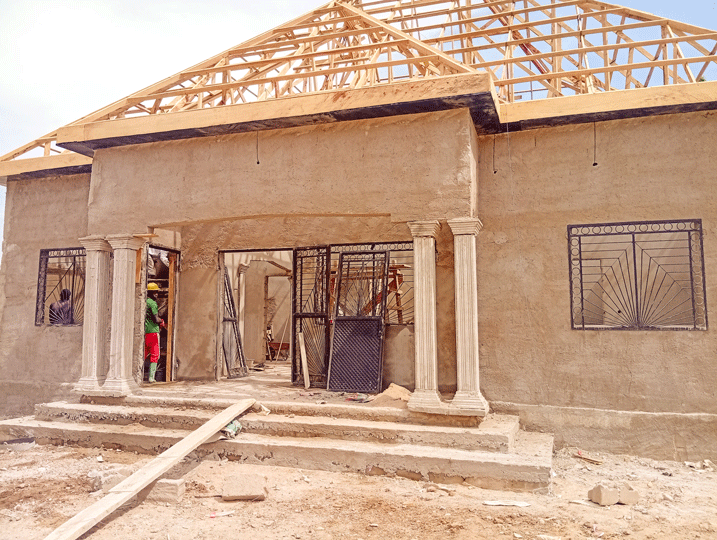 Ein grosses Gebäude, noch nicht ganz fertig gebaut