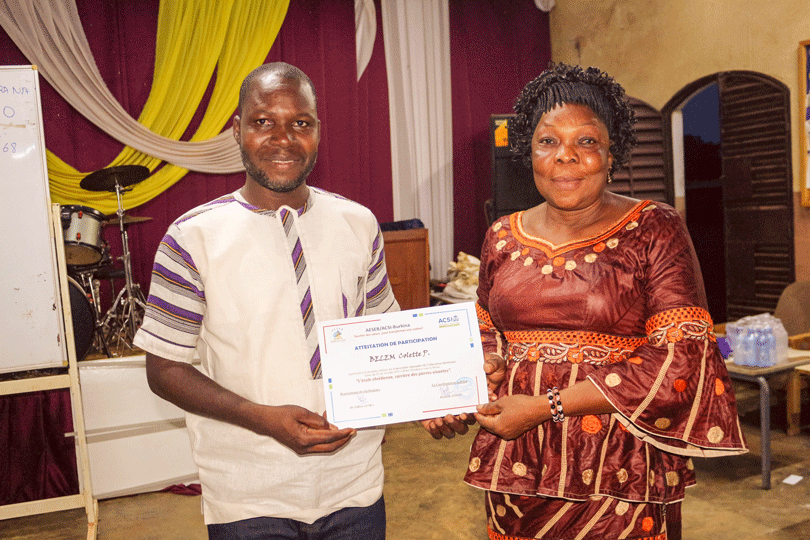 Ein Mann und eine Frau halten gemeinsam ein Diplom