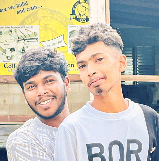 Zwei junge, fröhliche Sri Lanker