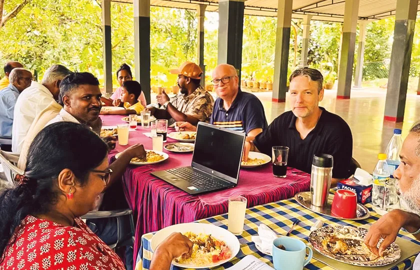 David beim gemeinsamen Essen mit sri-lankischen Leitenden