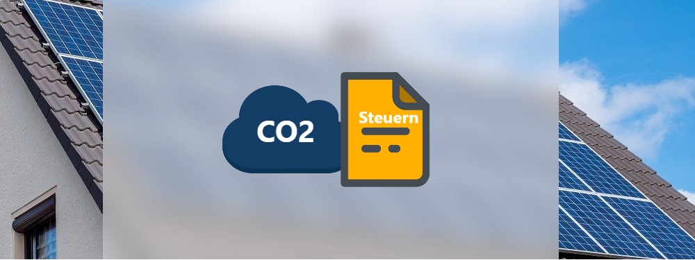 Icon einer CO2-Wolke und Steuerbescheid mit Solaranlage im Hintergrund