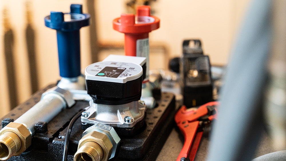 Ventile an Heizungsrohren der Wärmepumpe