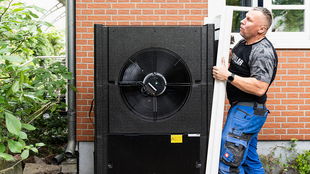 Handwerker beim Aufbau einer Wärmepumpe