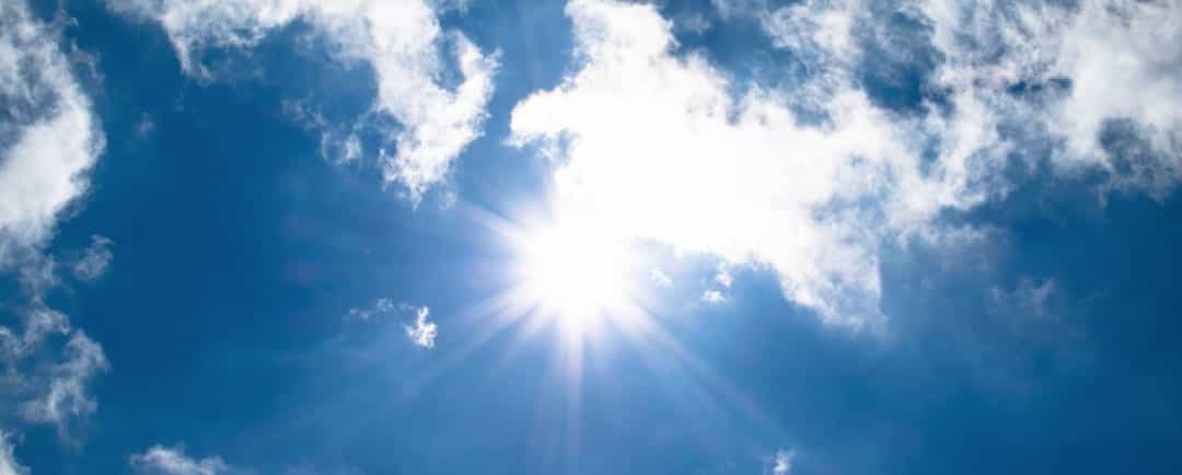 Sonne am Himmel mit ein paar Wolken