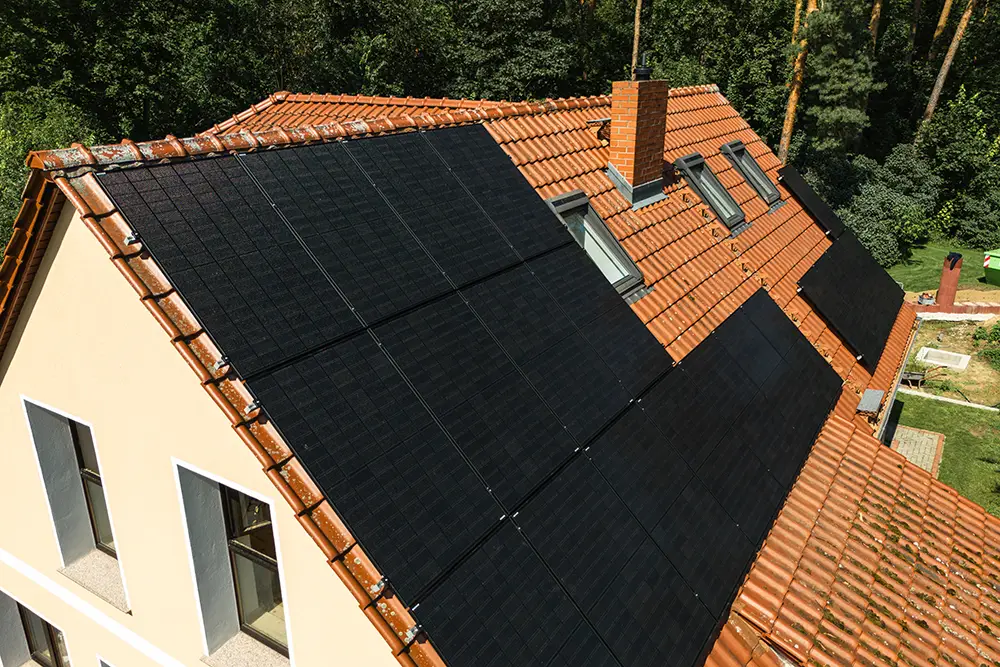 Fertig installierte Enpal Solaranlage auf einem hellbraunen Hausdach.