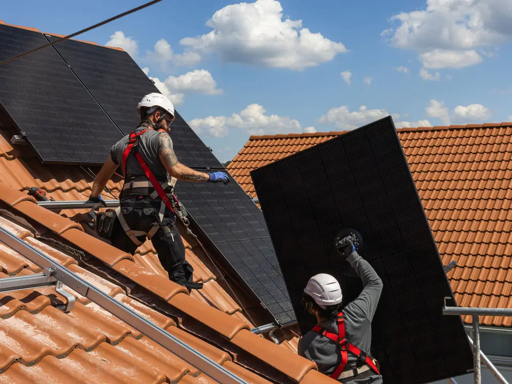 Enpal Monteure installieren eine PV-Anlage auf einem Dach