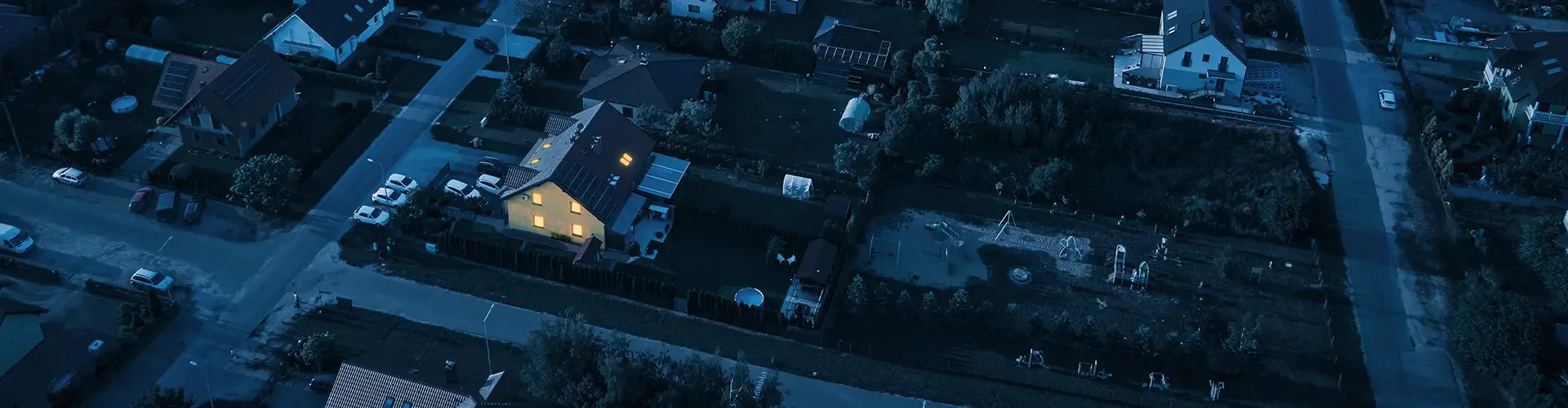 Ein einzelnes erleuchtetes Haus in dunkler Umgebung