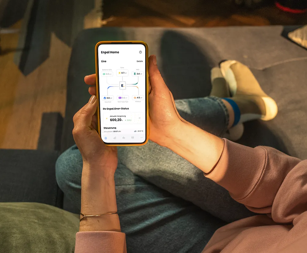 Frau hält Handy mit Enpal App in der Hand