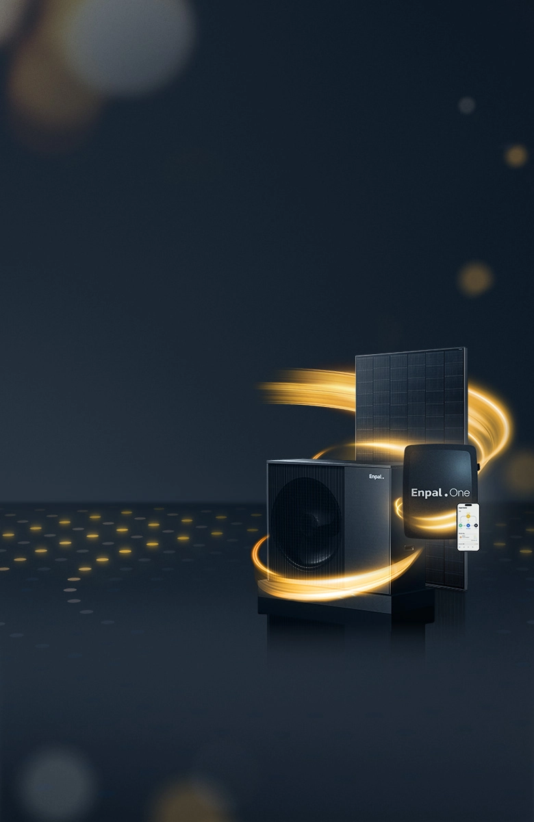 Enpal Wärmepumpe, Solarmodul, Enpal.One und Enpal App im Bundle verbunden durch orangenen Energieschweif vor dunkelblauem Hintergrund