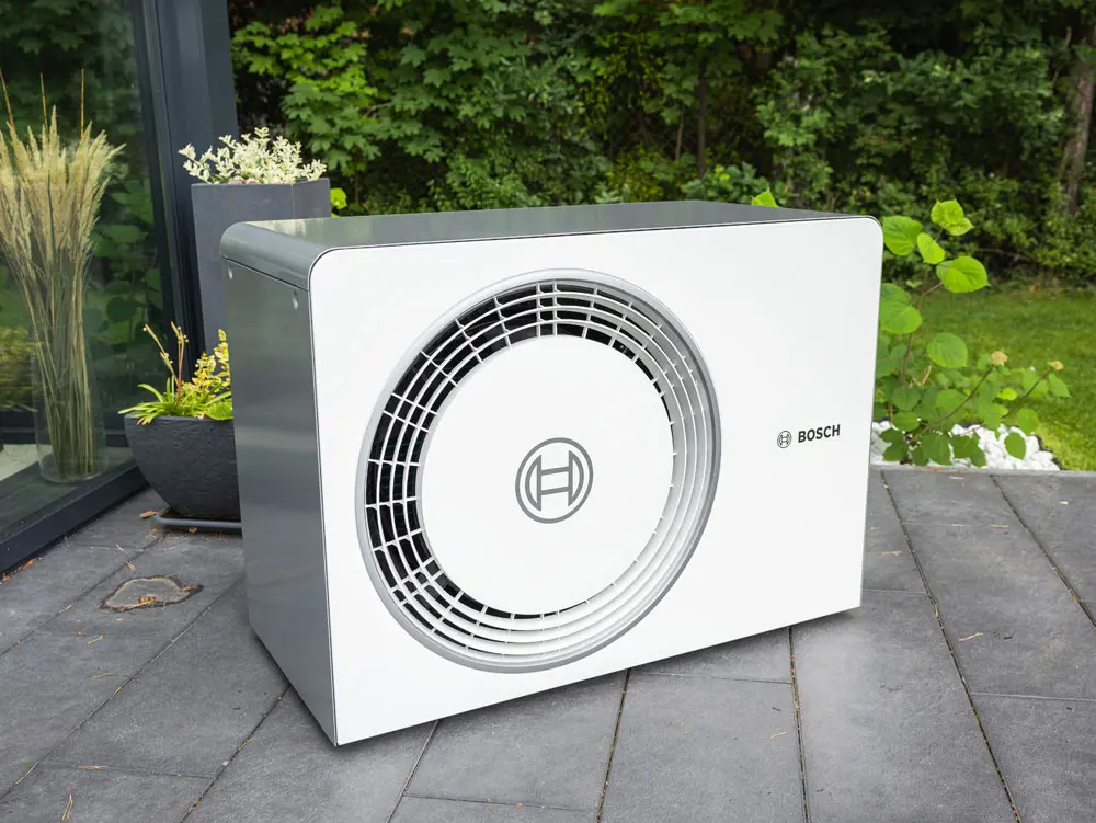 Bosch Wärmepumpe auf Terrasse bei Enpal Kunde