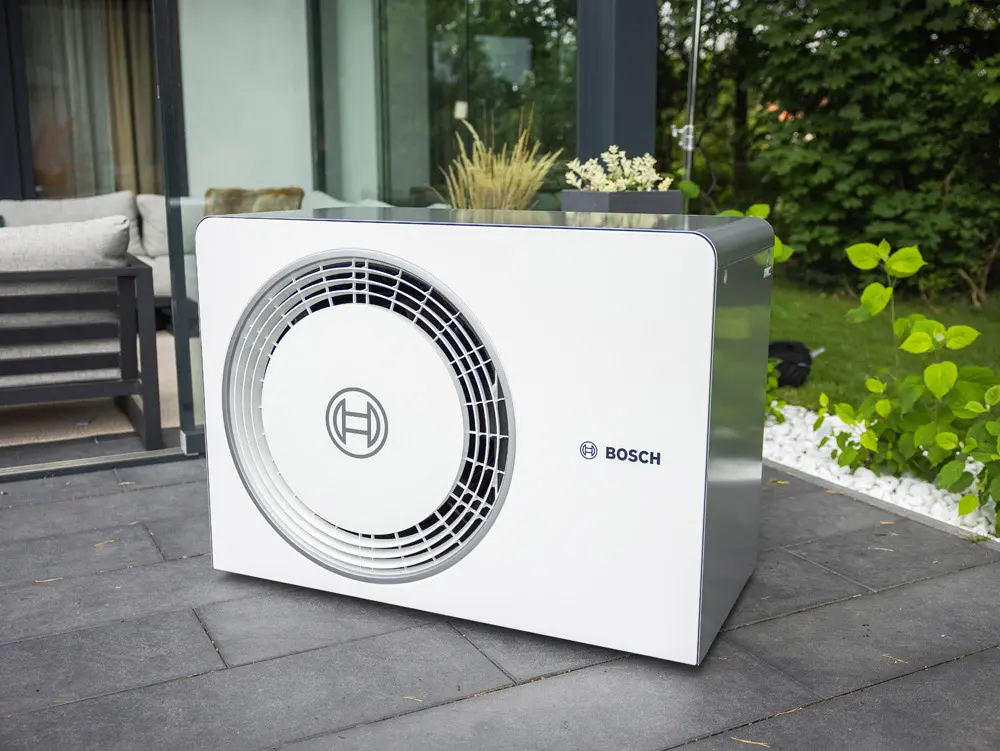 Bosch Wärmepumpe auf Terrasse bei Enpal Kunde