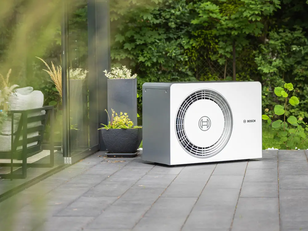 Bosch Wärmepumpe auf Terrasse bei Enpal Kunde