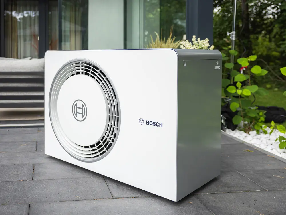 Bosch Wärmepumpe auf Terrasse bei Enpal Kunde