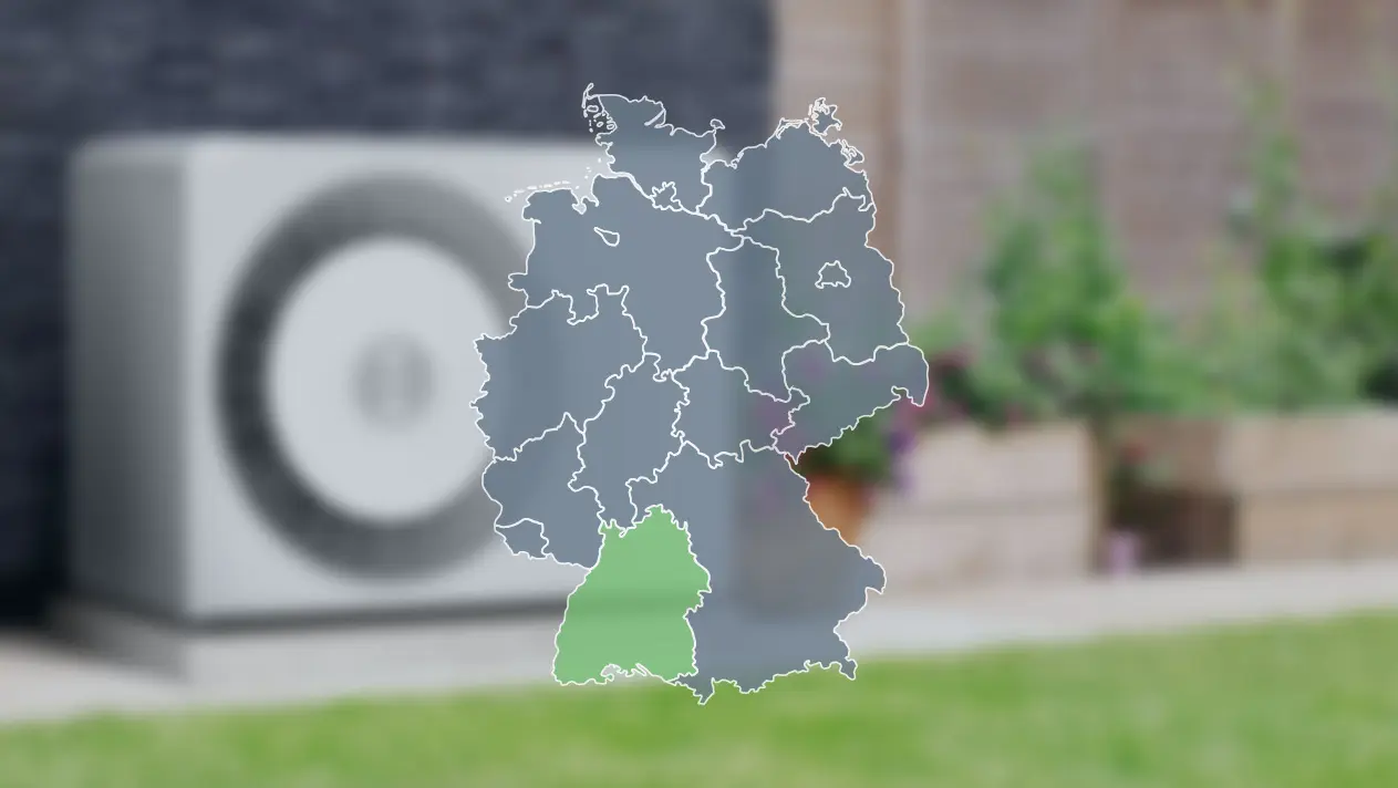 Wärmepumpe verschwommen im Hintergrund und Deutschlandkarte im Vordergrund, wo Baden-Württemberg grün markiert ist, um die Wärmepumpenförderung dort zu zeigen