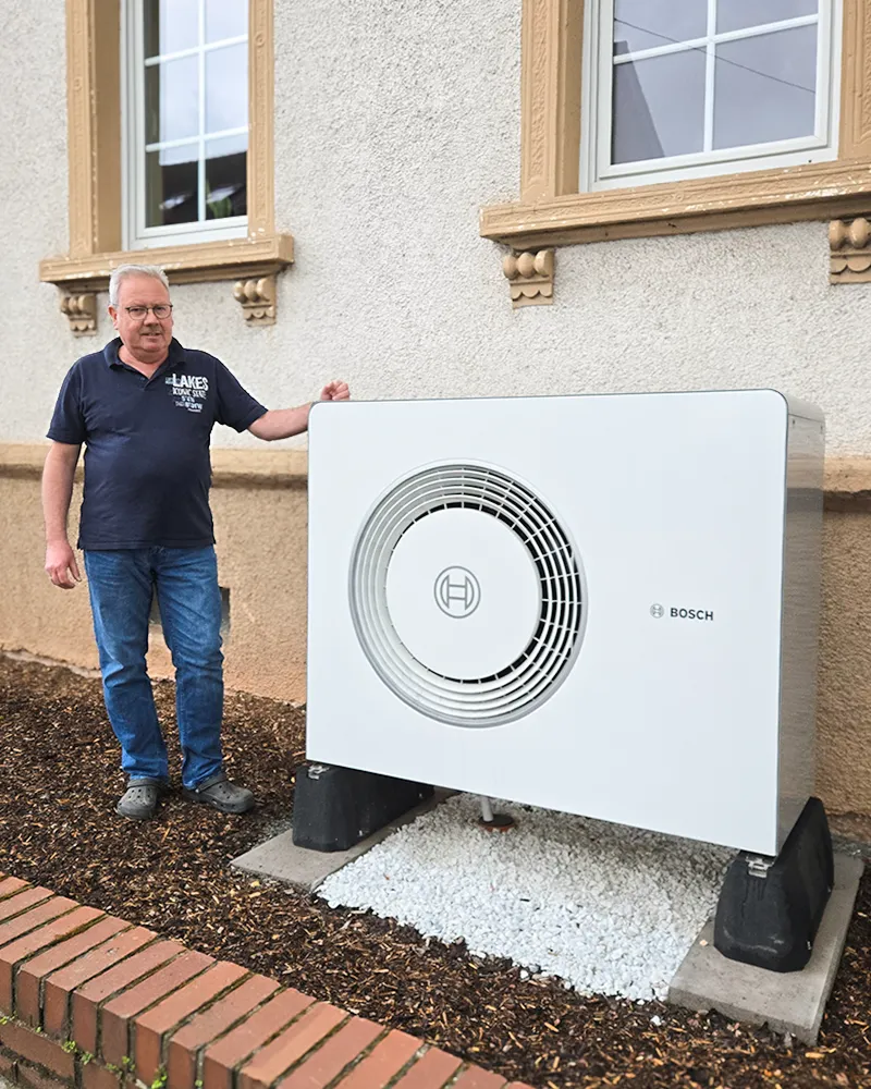 Enpal Kunde vor Wärmepumpe im Altbau