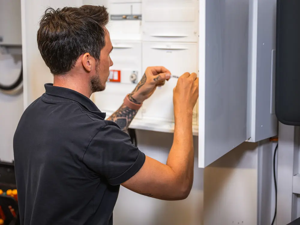 Enpal-Monteur am Zählerschrank