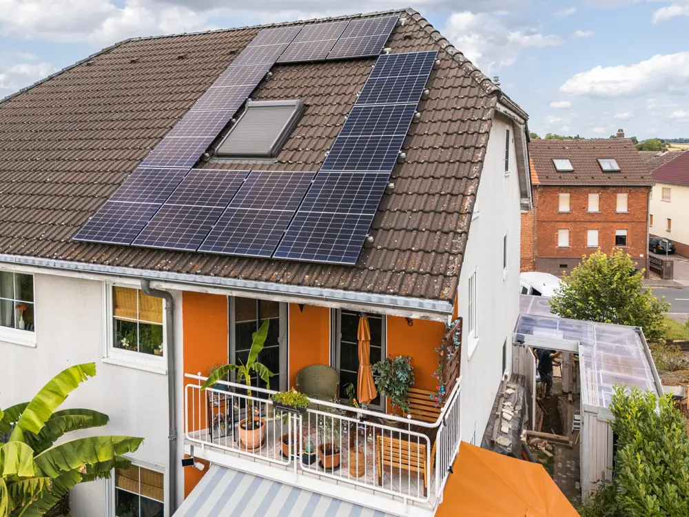 Enpal-Solaranlage um ein Dachfenster