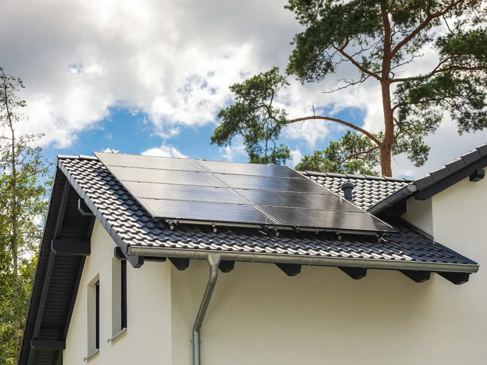 Enpal-Solaranlage auf dunkel gedecktem Hausdach