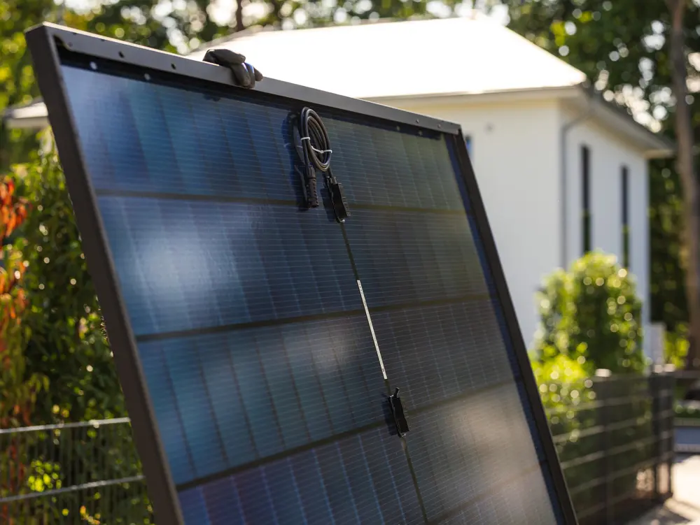 Enpal-Solarmodul vor weißem Haus