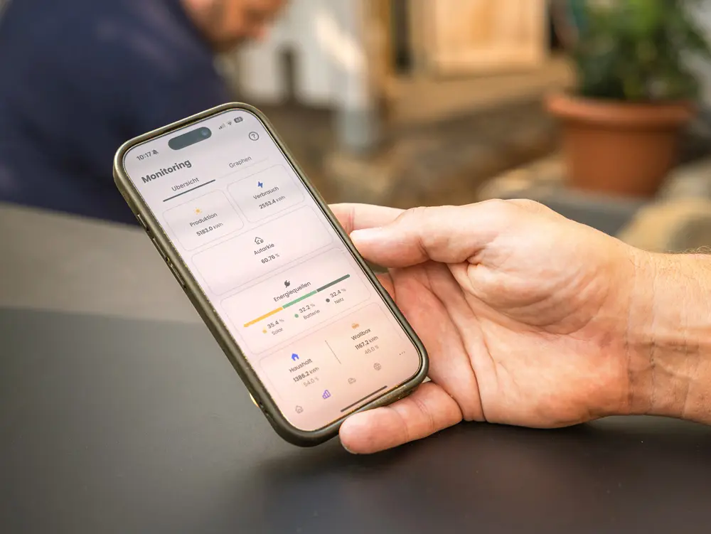 Enpal App auf einem Smartphone zeigt Monitoring der Solaranlage