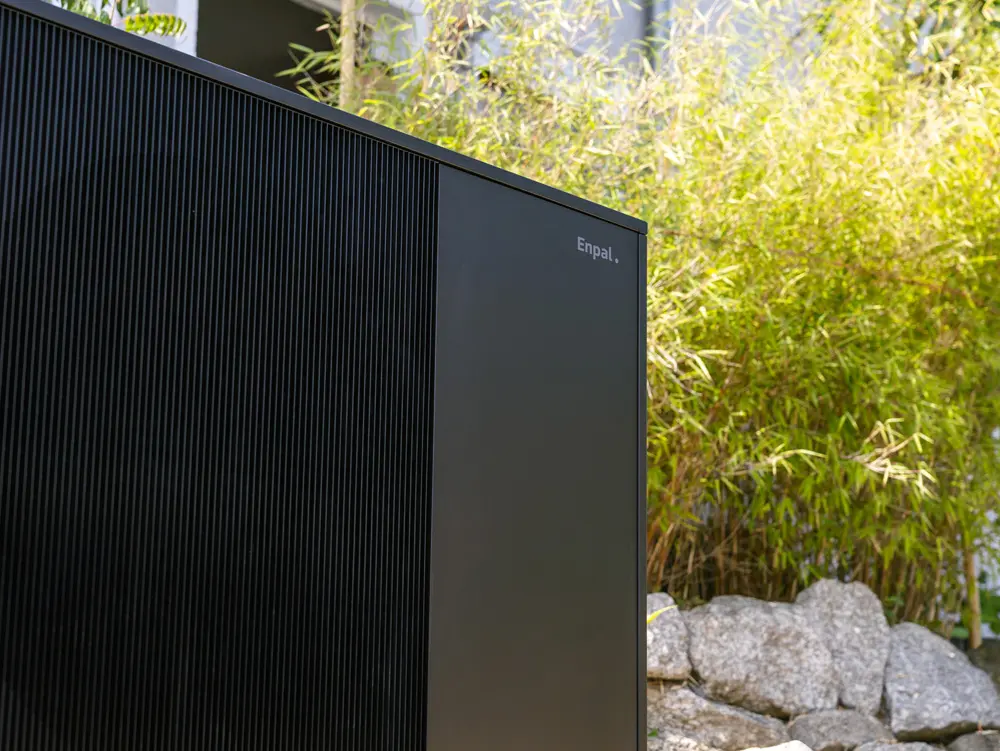 Seitlicher Ausschnitt der Enpal-Wärmepumpe im Garten