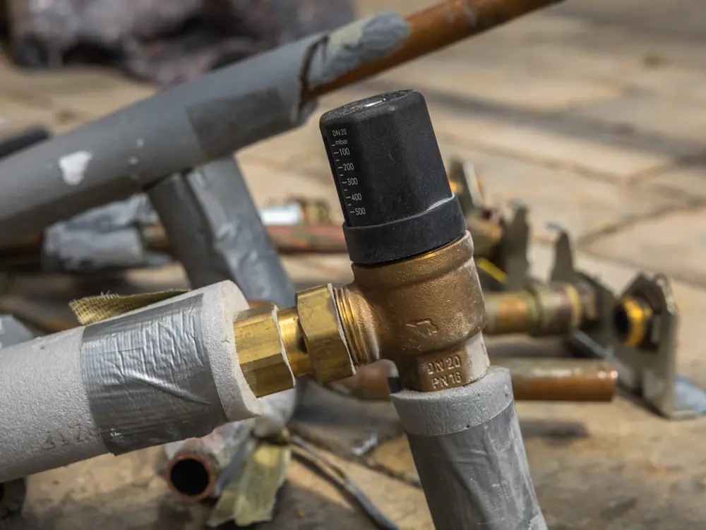 Nahaufnahme von isolierten Heizungsrohren