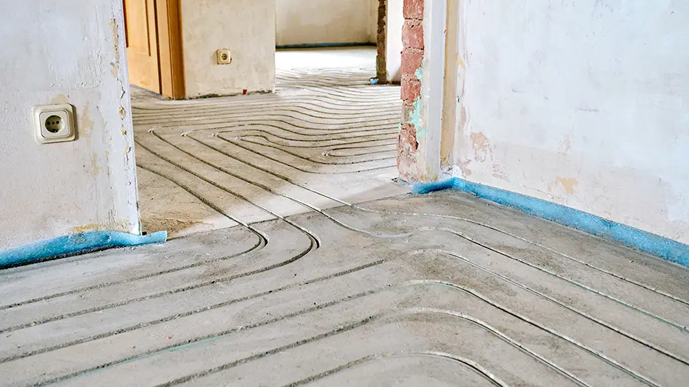 Abbildung eines Estrichbodens mit vorbereiteten Aussparungen für eine Fußbodenheizung