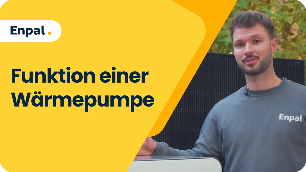 Enpal Wärmepumpen-Techniker mit einer Wärmepumpe