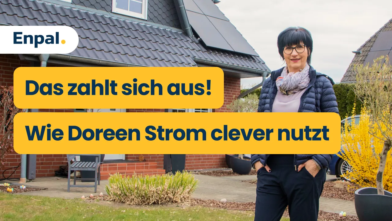 Enpal Kundin vor ihrem Haus mit Solaranlage