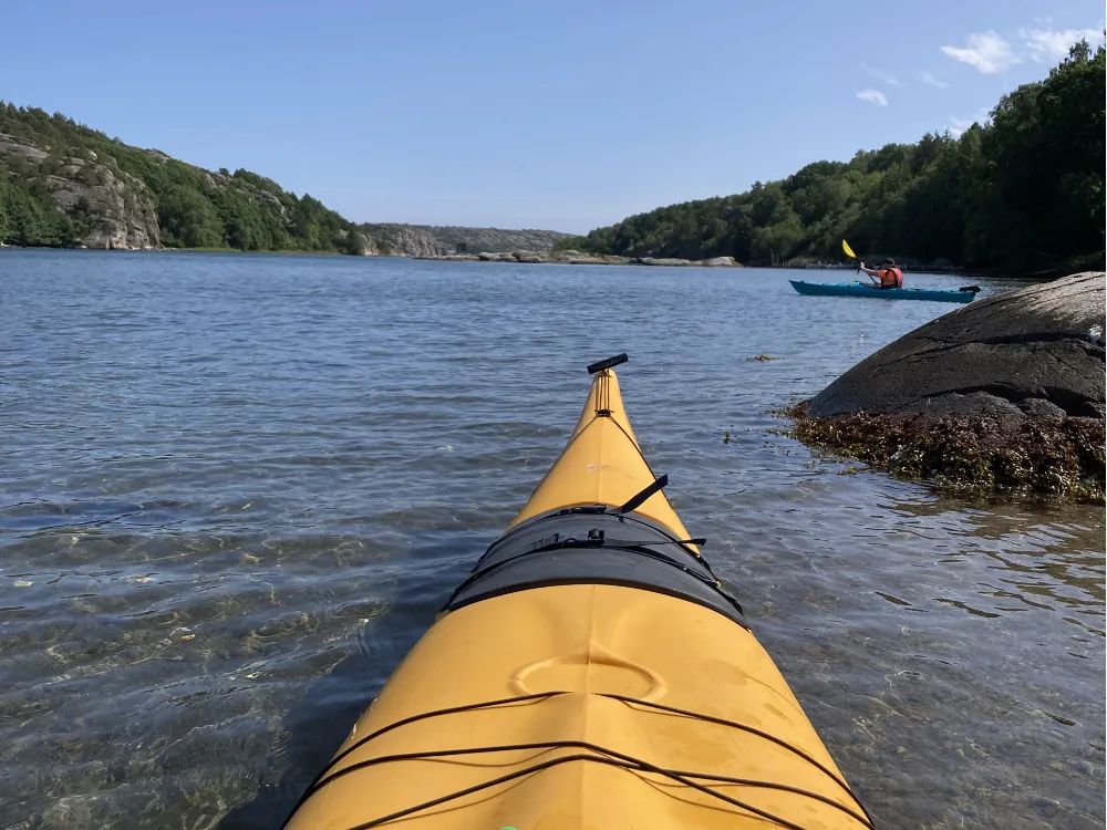 Vy från kajak i Bohusläns skärgård – del av kajakpaket med start i Heestrand nära Hamburgsund