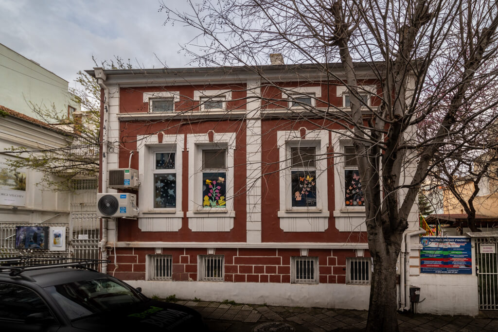 Сграда - детски дом /Частна детска градина и ясла/, Варна, ул. "Радко Димитриев" №6