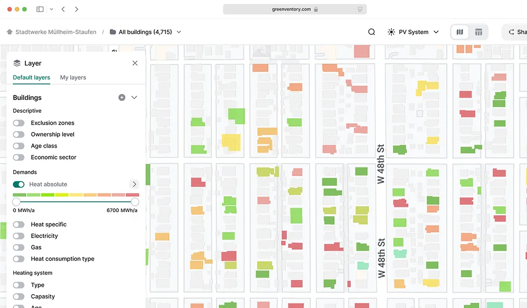 Interactive map showing buildings color-coded by heat demand from green to red, with a legend and layer settings panel on the left.