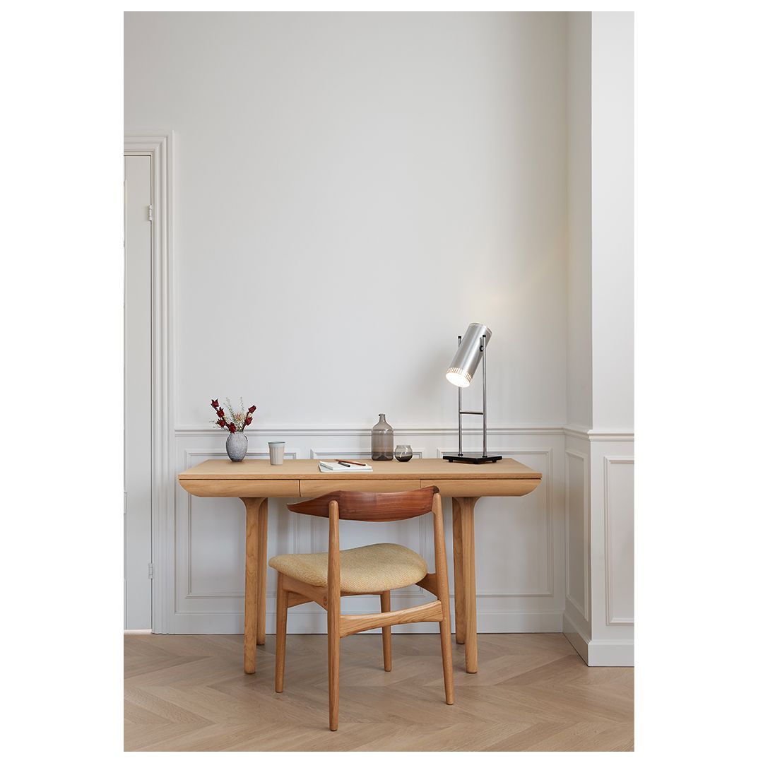 Rúna is a timeless desk with a pure and classic design. Rúna