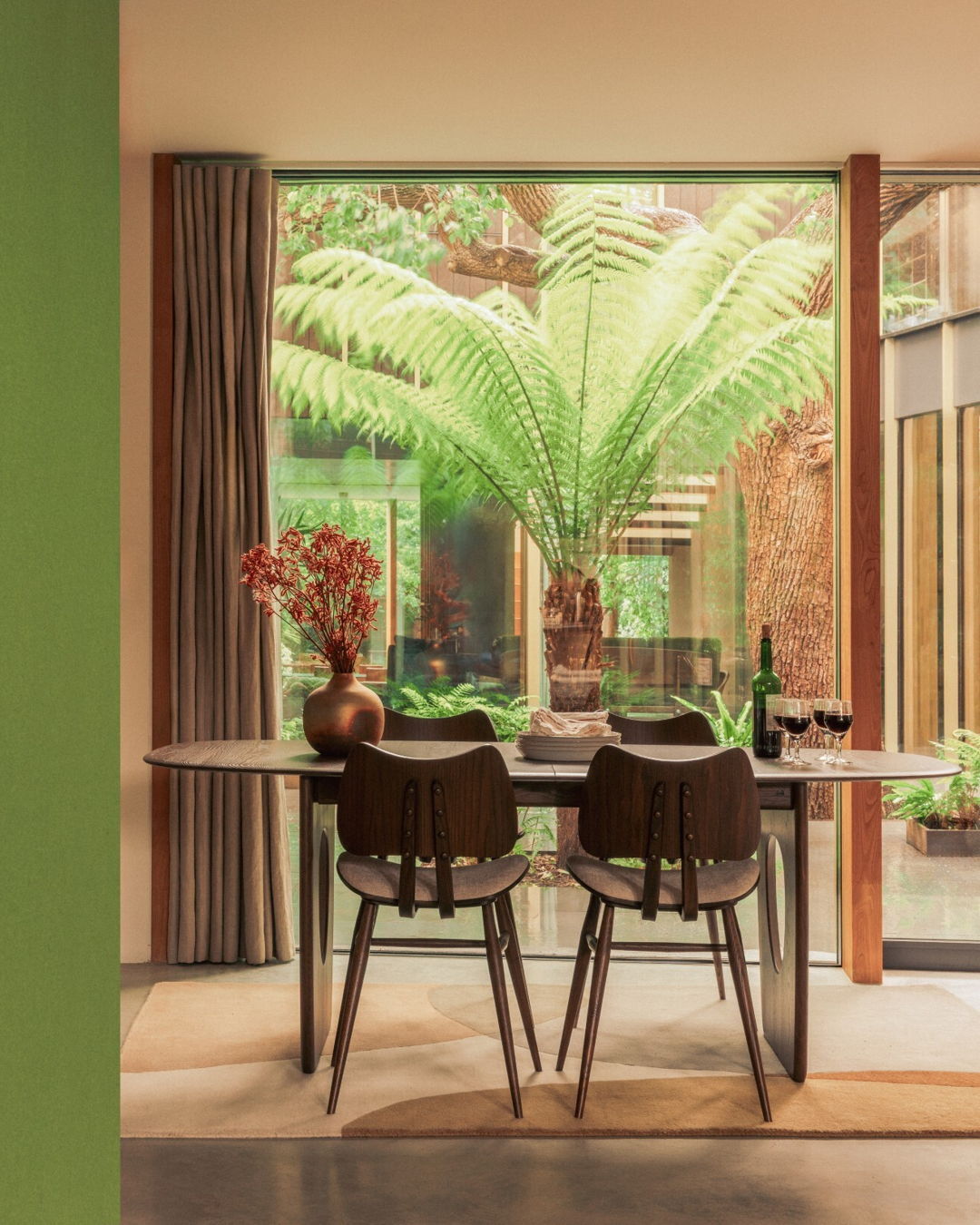 A modern classic since 1956, the Butterfly Chair distills Lu