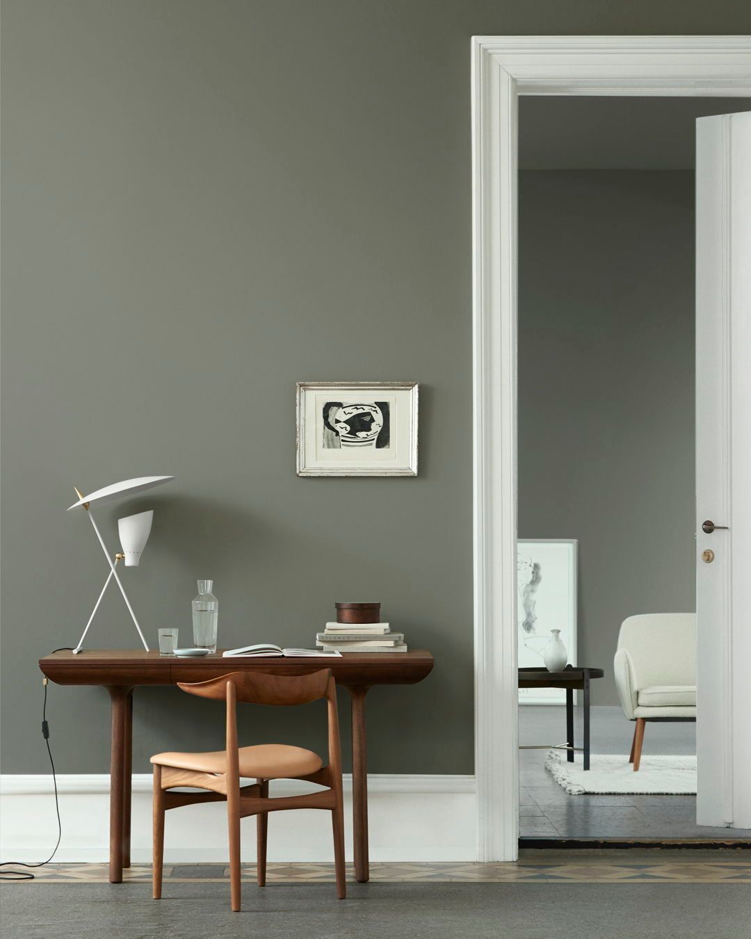 Rúna is a timeless desk with a pure and classic design. Rúna