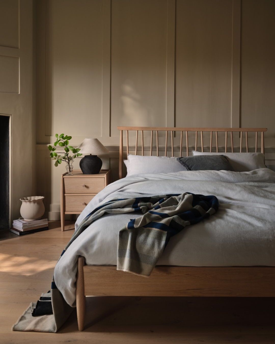 Evoking Ercol’s mid-century heritage, the Winslow Bed brings