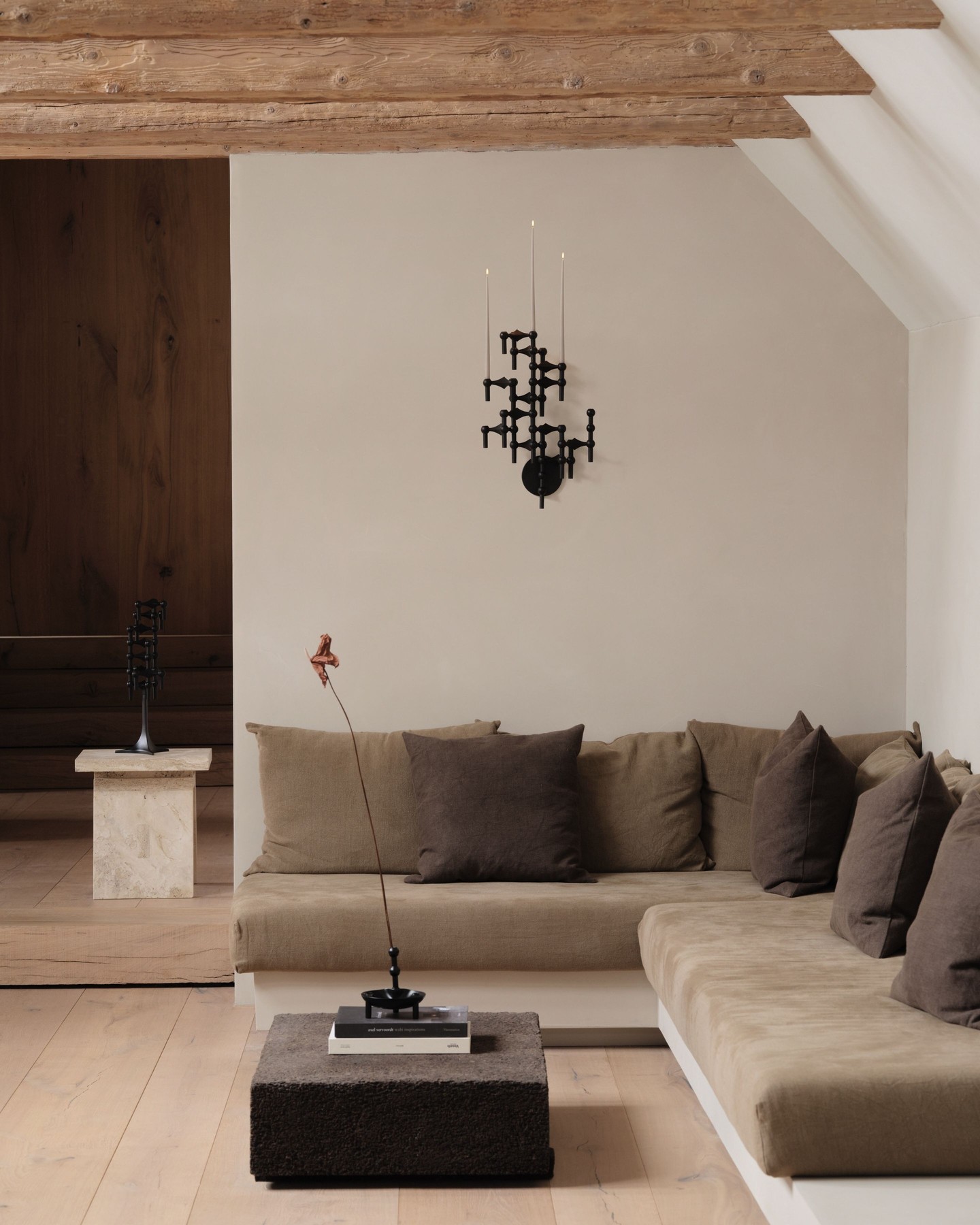 The wall hanger is designed to expand the visual possibiliti